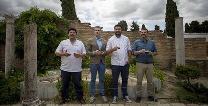 Desde la izquierda, Gonzalo Jurado, Fernando Panea, Antonio Bort y Manuel León Béjar, en Itálica.