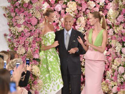 El diseñador Oscar de la Renta, epítome del estilo español, con dos modelos en Nueva York.