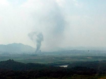 Una columna de humo en la localidad fronteriza de Kaesong, en Corea del Norte, vista desde territorio surcoreano.