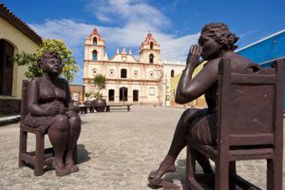 Estatuas de la artista Marta Jim&eacute;nez, junto a la iglesia del Carmen. 