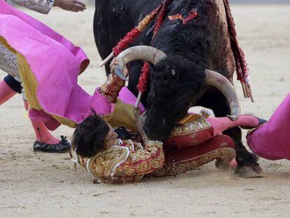 Curro D&iacute;az sufre una cogida por su segundo toro, de la ganader&iacute;a del Puerto de San Lorenzo.