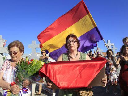 Entierro de 16 fusilados de la Guerra Civil en Menasalbas.