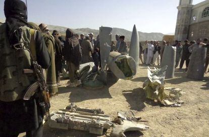 Varios talibanes con el fuselaje de un avión estadounidense que afirman haber derribado en Paktia, el 15 de octubre.