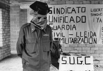 Un guardia civil encapuchado en la presentación del Sindicato Unificado de la Guardia Civil (SUGC) en Lleida, en julio de 1989.