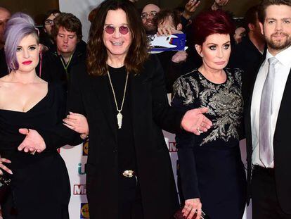 Kelly, Ozzy ,Sharon y Jack Osbourne en la entrega de los premios The Pride of Britain Awards en 2015. Cordon press