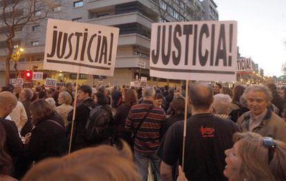 El medio millar de manifestantes han cortado el acceso a la calle Génova de Madrid