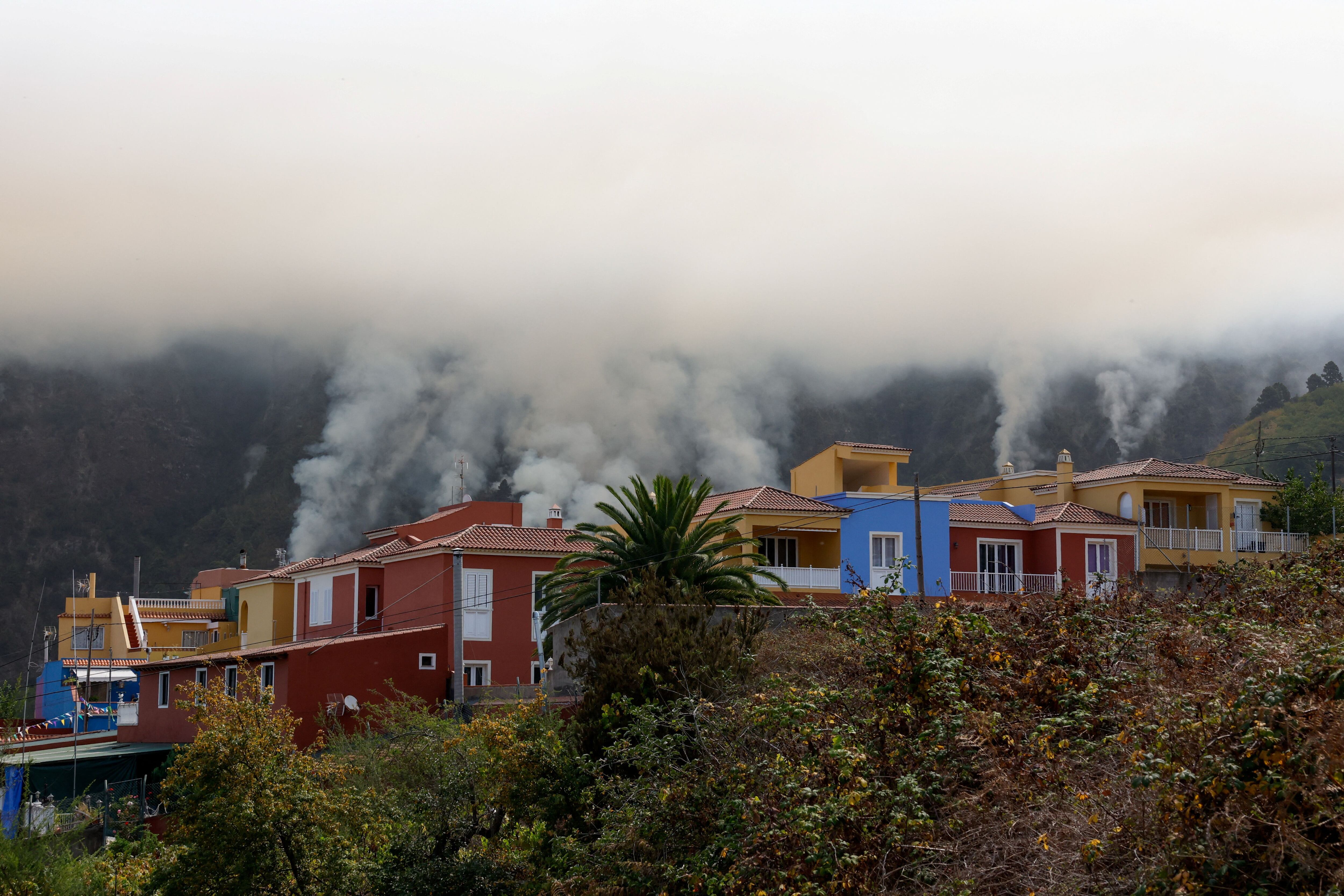 Columnas de humo en Aguamansa, el viernes.
