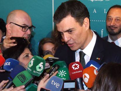 El l&iacute;der del PSOE, Pedro S&aacute;nchez, atiende a los medios de comunicaci&oacute;n.