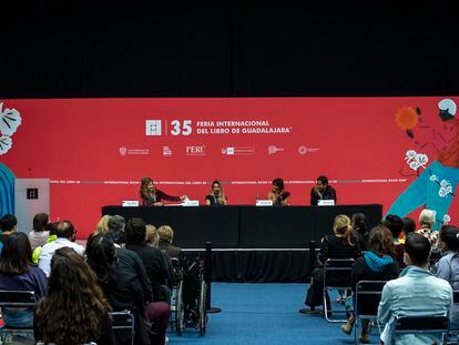 La académica chilena Andrea Jeftanovic junto a las escritoras argentinas Tamara Tenenbaum y Camila Sosa Villada y el mexicano Julián Herbert, este martes en Guadalajara.