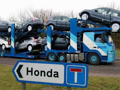 Un camión transporta varios vehículos desde la fábrica de Honda en Reino Unido.