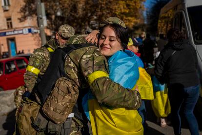 El presidente de Ucrania se encontró un ambiente festivo de miles de vecinos que tras la liberación de Jersón han salido a las calles, tras más de ocho meses, por primera vez a pasear y sociabilizar. En la imagen, una mujer abraza a un soldado, este lunes en el centro de Jersón.