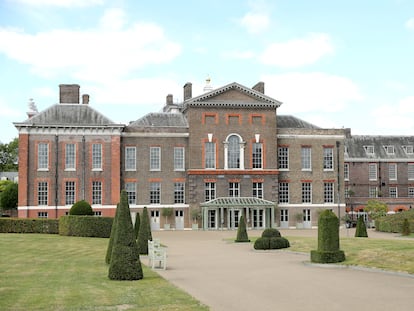 Vista general de la fachada principal del palacio de Kensington.