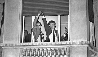 Alfonso Guerra y Felipe González celebran la victoria socialista del 82 desde una de las habitaciones del Palace.