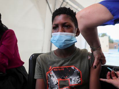 Un sanitario administra una dosis de la vacuna de Pfizer contra la covid-19 a un adolescente de 13 años, en Johannesburgo, Sudáfrica, el 4 de diciembre.