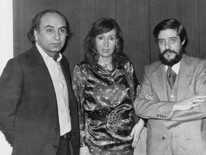 Rafael Montesinos (derecha), con su esposa, la pintora Marisa Calvo, y con el poeta Francisco Brines tras la lectura en la Tertulia Literaria Hispanoamericana en 1979.