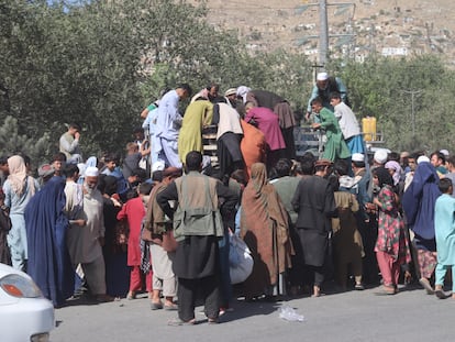 Desplazados internos por los combates rodean un camión en Kabul para recibir comida el 10 de agosto.