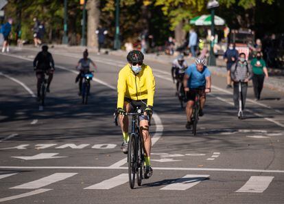 Ciclistas montan en bicicleta en Central Park, en New York.