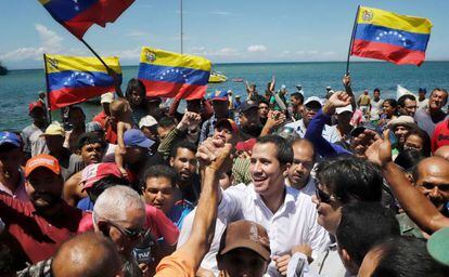 Juan Guaidó junto a sus simpatizantes, este jueves en Venezuela.