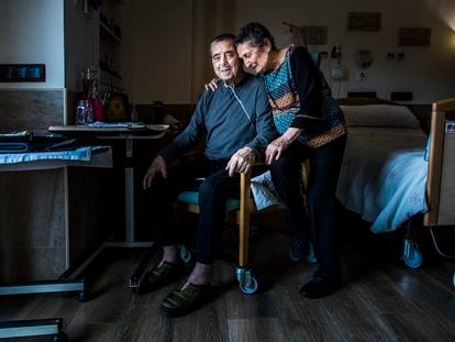 Carlos Gómez, con fibrosis quística, en la Unidad de Cuidados Paliativos del Centro Asistencial San Camilo, en Tres Cantos, junto a su mujer, Loli Padilla.