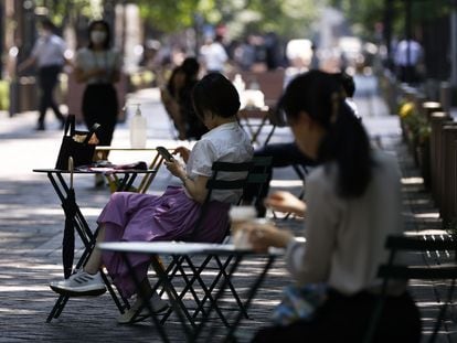 Una mujer consulta su móvil en el centro de Tokio, el pasado 1 de julio.