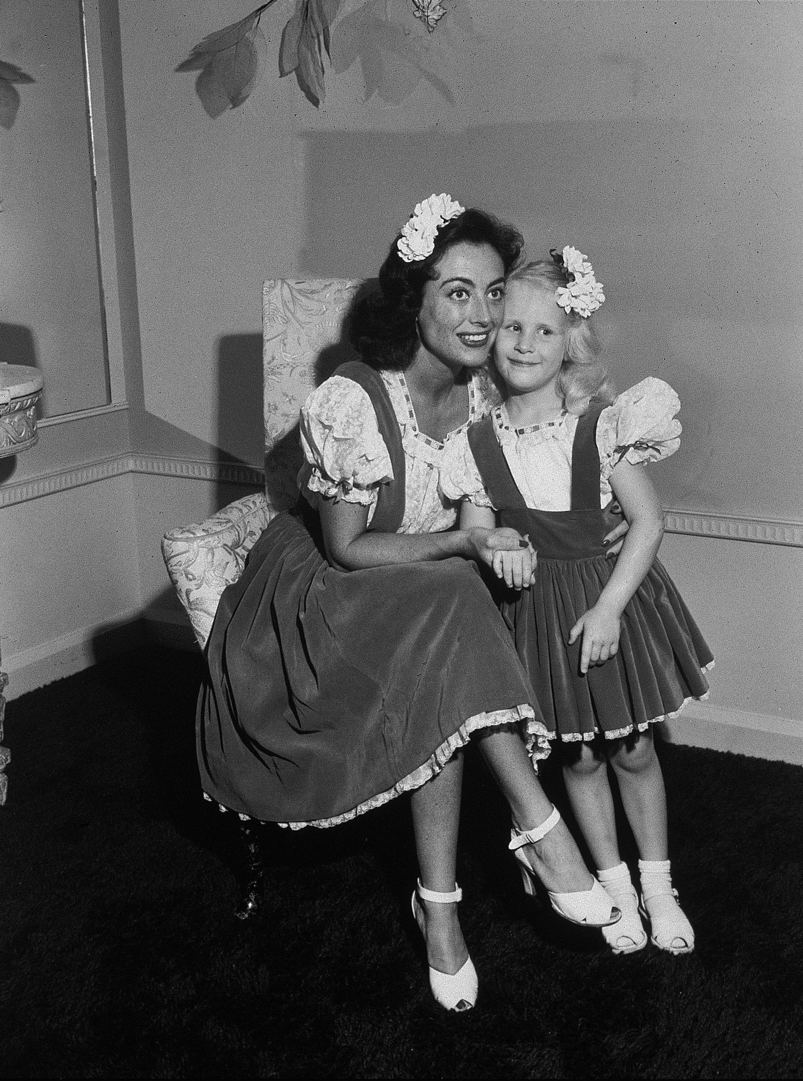 Joan Crawford posa con su hija Christina en su casa. Años después Christina escribiría el demoledor 'Queridísima mamá', una venganza personal contra una madre fría y cruel.