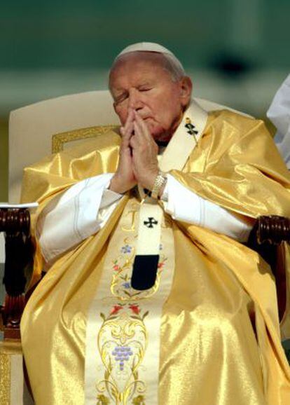 El Papa Juan Pablo II, en una misa de canonización celebrada el 4 de mayo de 2003.