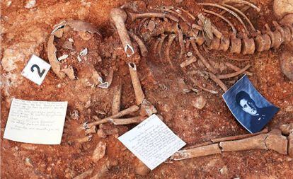 Uno de los esqueletos, junto a fotos y cartas del desaparecido Silverio Lumbreras.