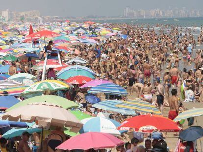 Turistas en la playa de Gandía (Valencia)