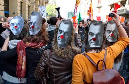 Miles de personas protestaron hoy por las calles de Barcelona contra la reformas educativas de la Generalitat.