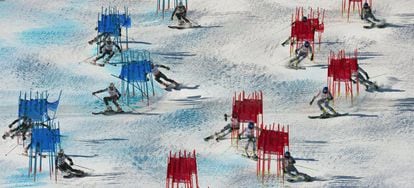 Imagen tomada con exposición múltiple que muestra a la esquiadora francesa Adeline Baud Mugnier (derecha) en acción frente a la esquiadora eslovaca Veronika Zuzulova (i) durante la competición por equipos de eslalon paralelo durante los Mundiales de esquí alpino de St. Moritz (Suiza).