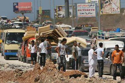 Decenas de libaneses vuelven a sus casas del sur del país tras el alto el fuego, cerca de Sidón.