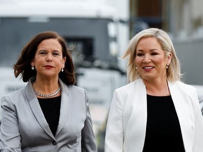 La líder del Sinn Féin, Mary Lou McDonald (izquierda) y la candidata del partido en Irlanda del Norte, Michelle O´Neill, este viernes a su llegada al centro de recuento de votos en Belfast.