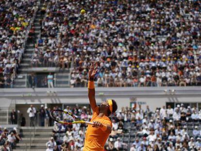 Nadal sirve durante el partido contra Fognini en el Foro Itálico de Roma.