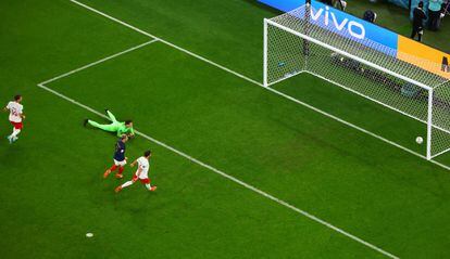 Olivier Giroud marca el primer gol frente a Polonia. 