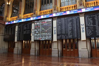 Unas pantallas muestran la cotización del Ibex 35 en la Bolsa de Madrid.