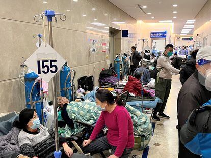 Pacientes tumbados en camas en un pasillo del hospital Zhongshan, en medio del brote de covid en Shanghái.