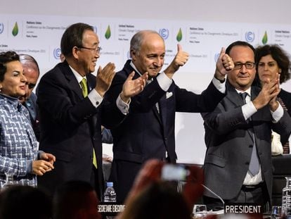 Imagen de la cumbre del clima de París de 2015 con el presidente de Francia, François Hollande; la jefa climática de la ONU, Christiana Figueres; el presidente de la COP, Laurent Fabius; y el secretario general de la ONU, Ban Ki-moon.