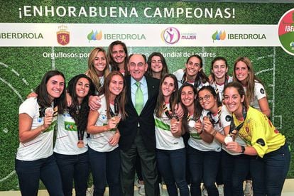 El presidente de Iberdrola, Ignacio Galán, con las jugadoras de la selección española absoluta de hockey hierba, durante un encuentro en Madrid.