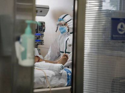 Un pacient a la UCI de l'hospital Vall d'Hebron, a l'abril.