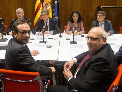 Reunión entre la Generalitat (frente) y el Gobierno central (fondo), hoy en El Prat.