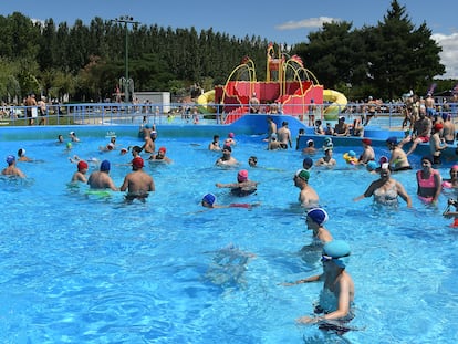 Piscina municipal de Valencia de Don Juan, en León, este miércoles.