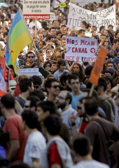 Miles de ciudadanos se manifiestan por las calles de Valencia, convocados por el movimiento