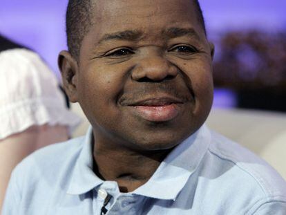 Gary Coleman, famoso por la serie infantil de los ochenta <i>Arnold</i> ha sido dado de alta tras ser internado en un centro médico de Los Angeles con síntomas de un ataque cerebral, ha informado su agente. "Está bien. Ha vuelto a su hotel y está descansando cómodamente", ha dicho Robert Malcolm, en Los Ángeles. El actor, de 41 años y ex estrella infantil de televisión, ingresóel miércoles tras sufrir molestias y mareos cuando se encontraba promocionando su nueva película <i>Midgets vs. Mascots</i>, que en Estados Unidos saldrá en abril en DVD. Coleman saltó a la fama cuando era pequeño al encarnar a Arnold Jackson, un niño afroamericano adoptado junto a su hermano Willis Jackson por una familia caucásica, en una serie emitida entre 1978 y 1986.