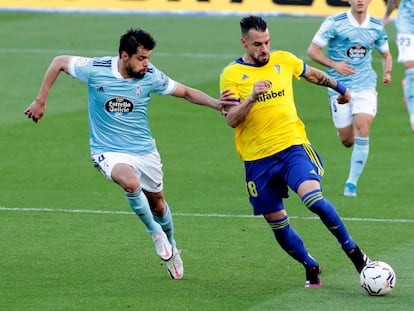 Araújo lucha por el balón con Negredo, durante el encuentro de este domingo en el estadio Ramón de Carranza.