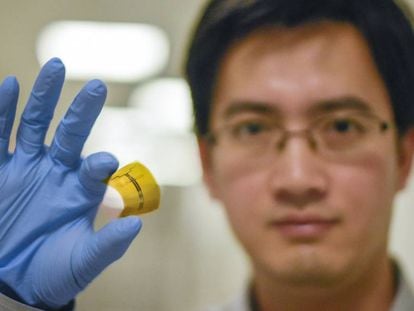 Detalle del dispositivo, con la 'rectena' y el diodo impresos en el nanomaterial, sostenido porXu Zhang, uno de sus creadores.