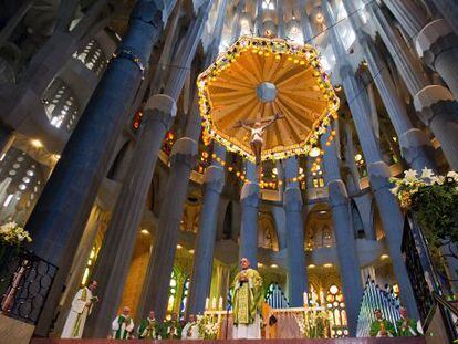 Lluís Martinez Sistach oficiando misa, ayer, en la Basílica de la Sagrada Familia.