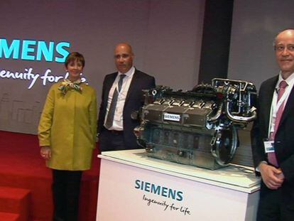 La consejera Arantza Tapia, junto a los responsables de Siemens Olivier B&eacute;cle y Mikel Igartua, durante la presentaci&oacute;n del nuevo motor de gas.