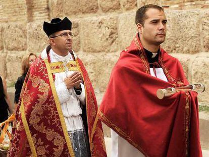 El p&aacute;rroco de &Eacute;pila (Zaragoza), Miguel &Aacute;ngel Barco, procesiona detr&aacute;s del di&aacute;cono Daniel Peruga durante las fiestas del pueblo. 