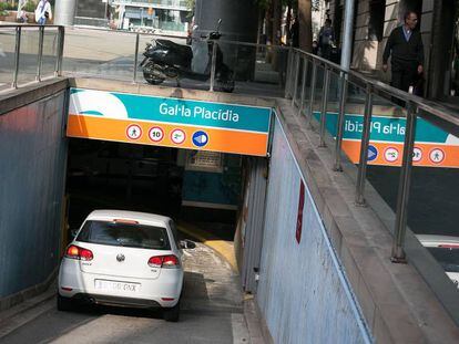 Entrada la aparcamiento de BAMSA en plaza Galla Placidia con la imagen coorporativa