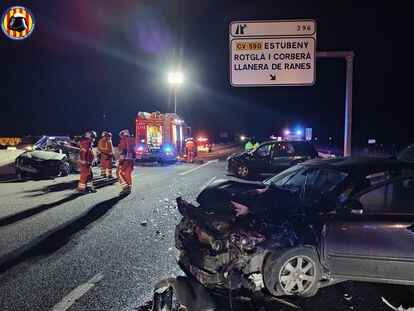 Estado de los vehículos tras en choque en la autovía A-7, en Rotglà i Corberà, el domingo por la noche.